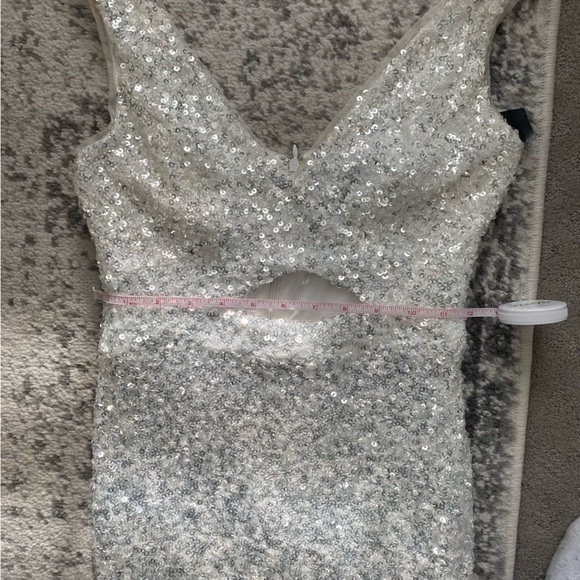 Betsy Adam V-Neck Cutout-Detail Sequinned IvorySilver 4 - Picture 11 of 16